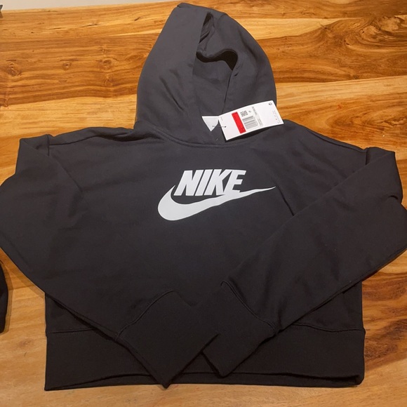 NIKE Juiniors Girls Black Logo Crop Club Hoodie - Picture 7 of 8